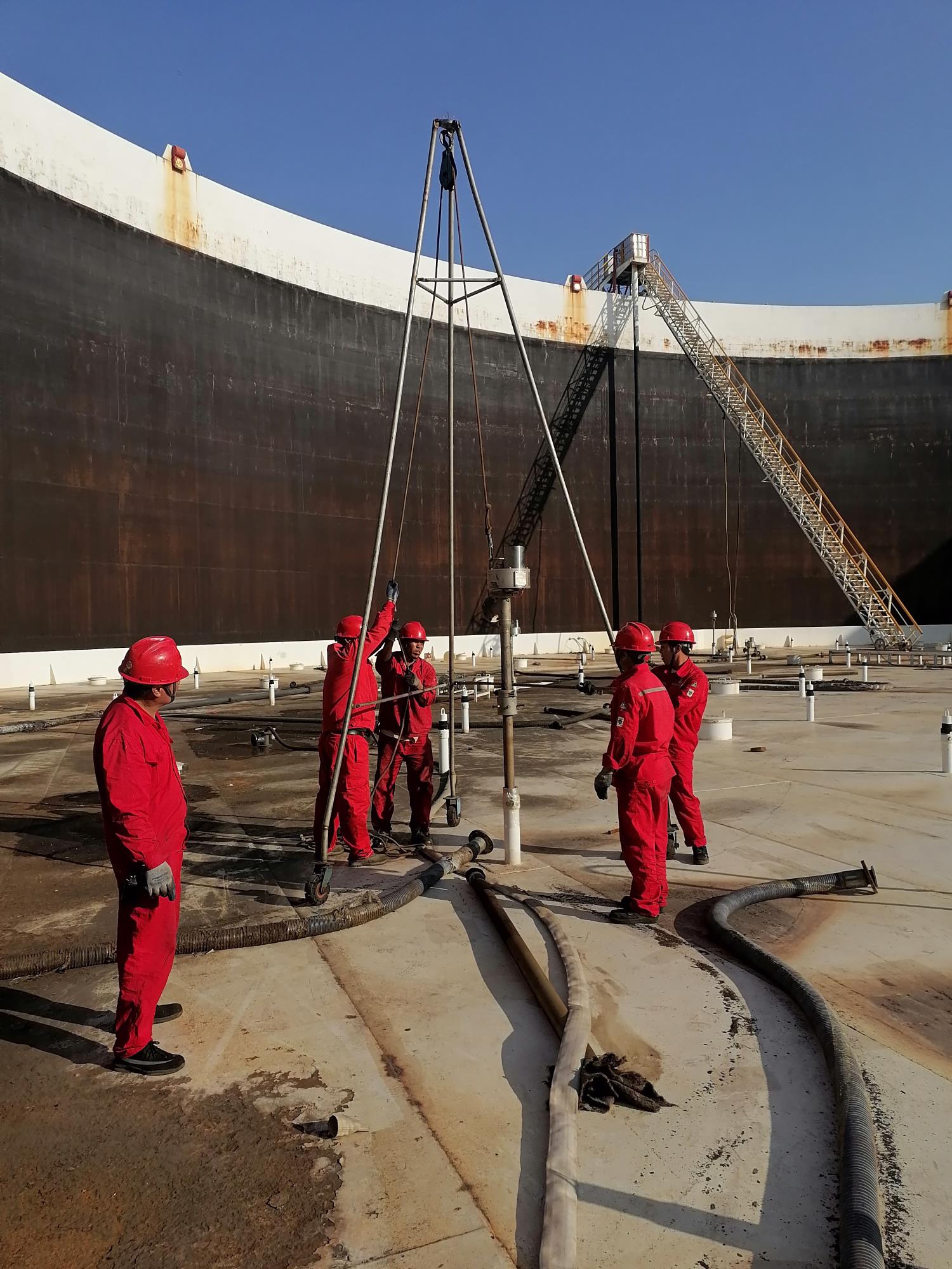 東營(yíng)輸油站舊址儲(chǔ)罐及工藝管道清洗項(xiàng)目，施工現(xiàn)場(chǎng)